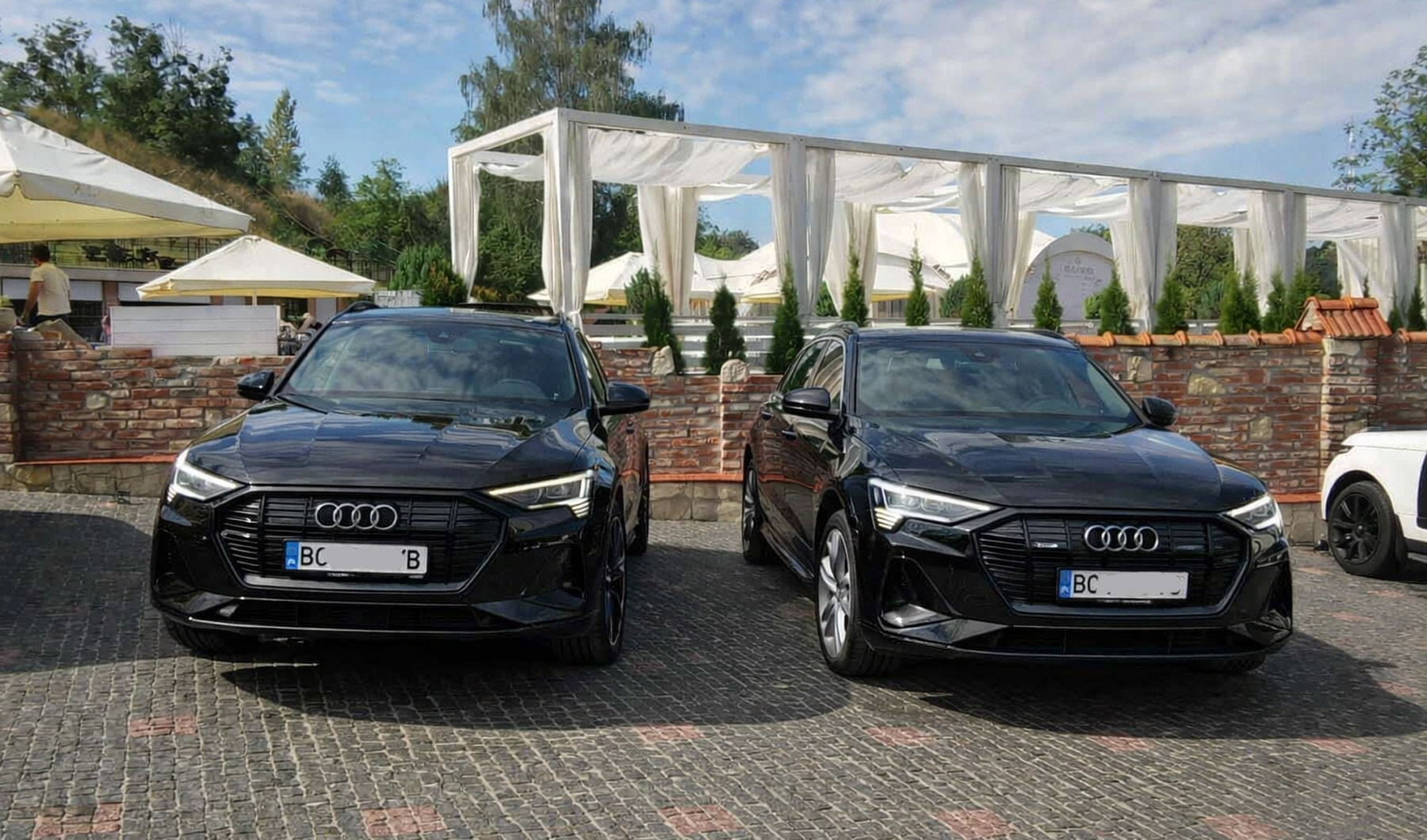 Весільні позашляховики Audi E-tron. Весільні автомобілі на прокат у Львові.
