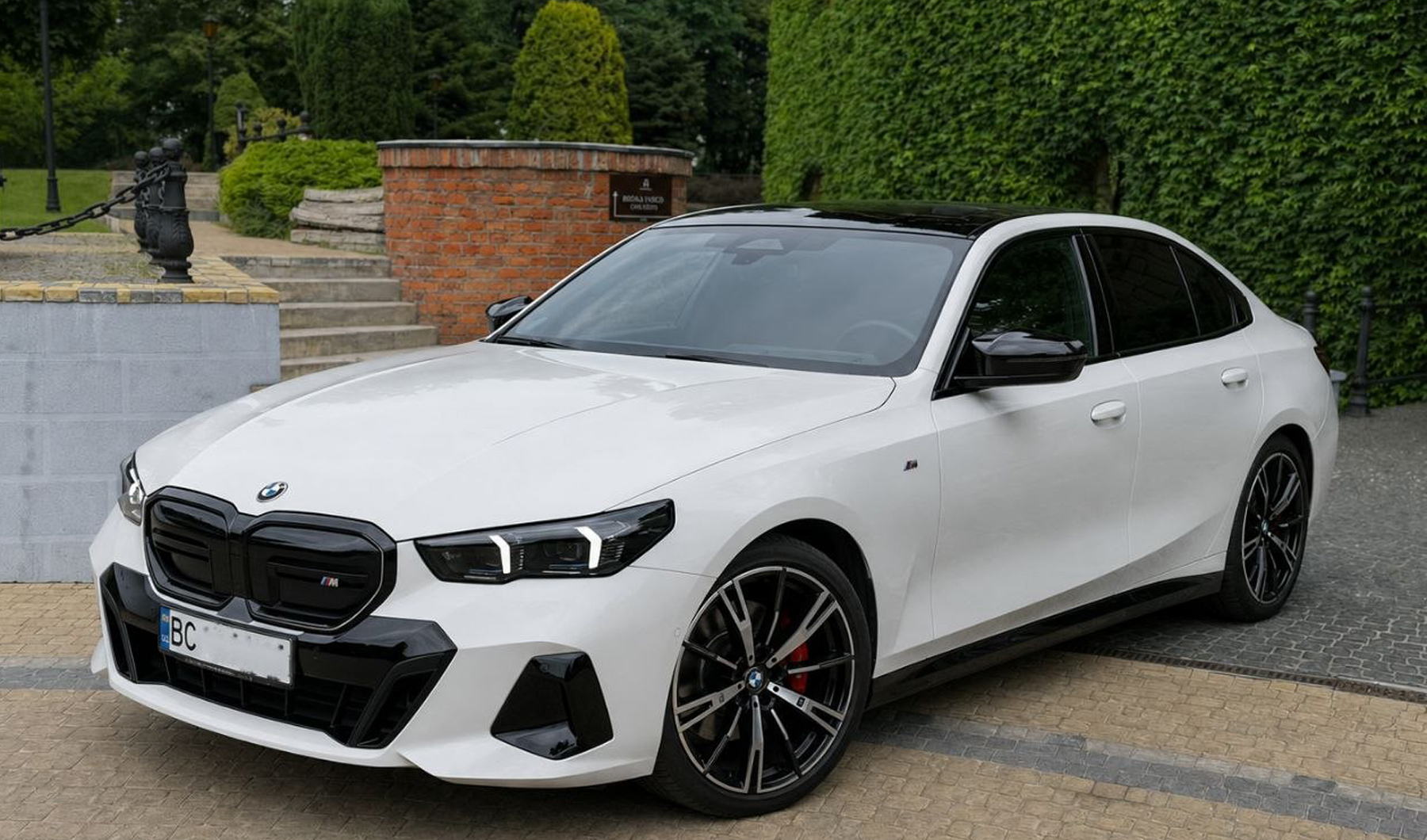 Весільне авто BMW M60  білому кольорі. Весільні автомобілі у Львові