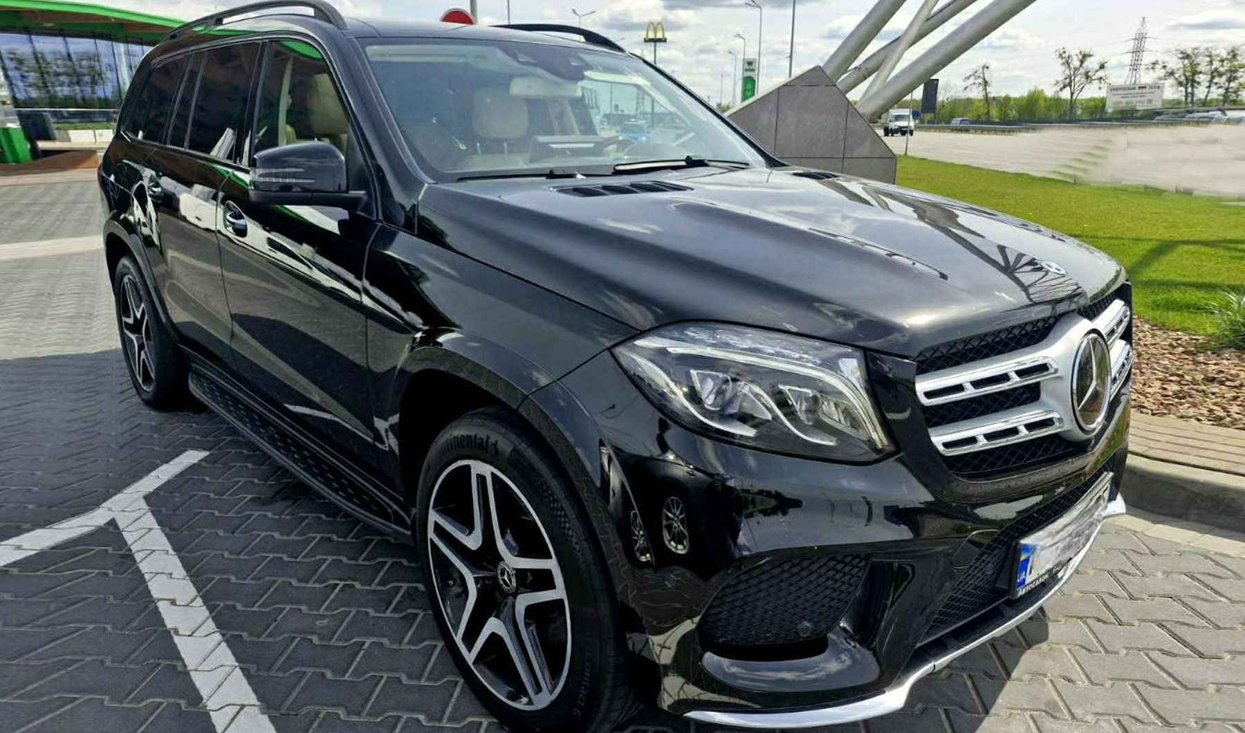 Авто на весілля Mercedes-Benz gls чорного та білого кольору. Весільний кортеж у Львові