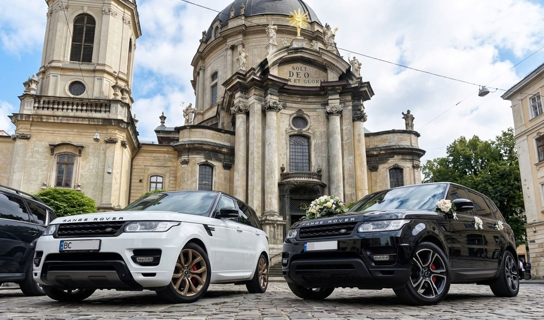 Авто на весілля у Львові Range Rover Sport чорного та білого кольору. Весільний кортеж