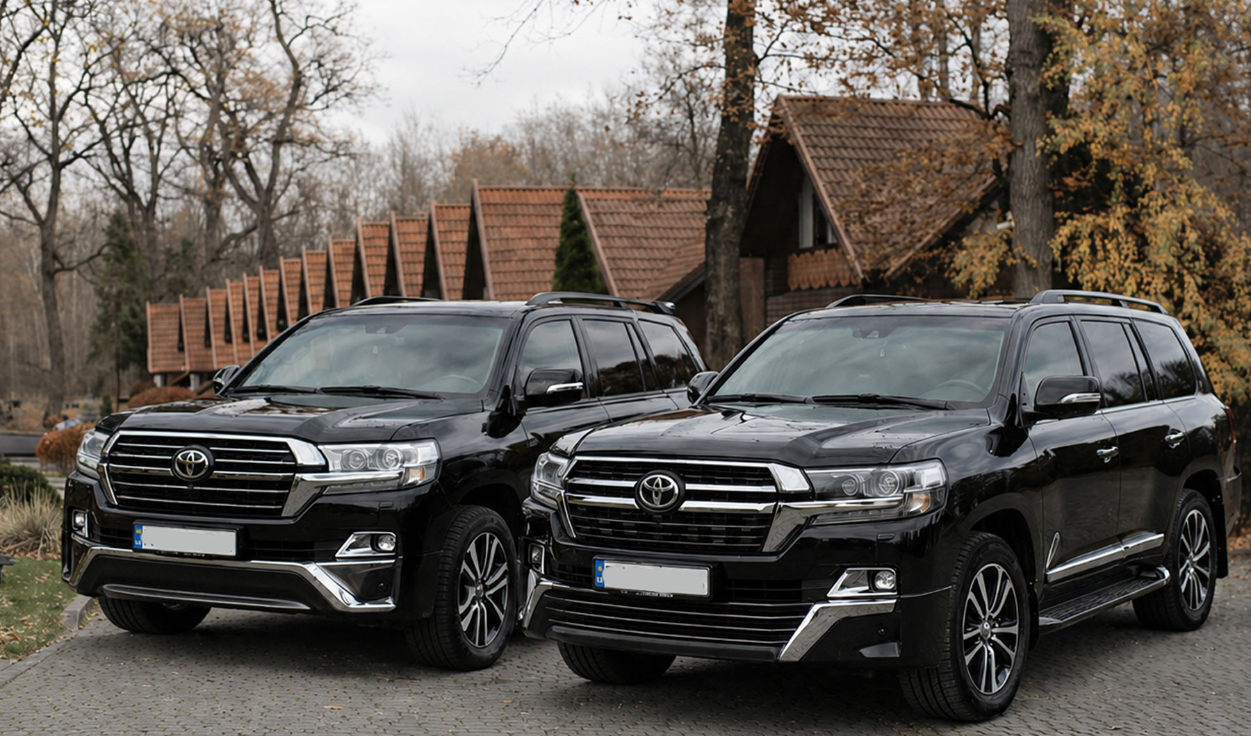 Весільний кортеж з комфортних джипів Toyota Land Cruiser 200. Весільний кортеж у Львові
